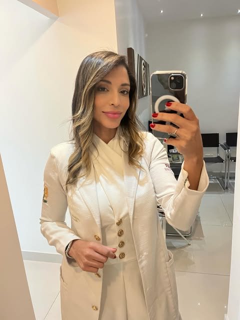Dra. Natalia Ortiz em ambiente clínico